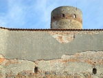 Nad údolím řeky Nežárky je i nejlépe dochované opevnění zámku, na něž plynule navazují městské hradby s Nežáreckou bránou. 