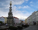 Spodní část sousoší tvoří trojboký pilíř s výklenky, kde jsou umístěny sochy sv. Rosálie, sv. Anny s P. Marií a sv. Josefa s Ježíškem. Na volutách pak stojí sv. Prokop, sv. Jiří a sv. Vojtěch, nad nimi jsou sv. Hypolit, sv. Expeditu a sv. František Xaverský a ještě výš sv. Florian, sv. Jan Nepomucký a sv. Václav. 