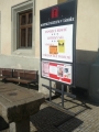 Před vstupem do muzea a do chodeb