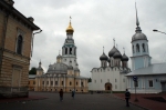 Vologda - Kremelské náměstí zleva Voskresenský chrám, za ním zvonice Sofijského chrámu, vpravo kostel Alexandra Něvského