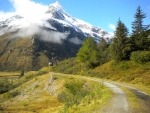 Údolí Sportgastein na podzim, cesta k Bockhartseen. 