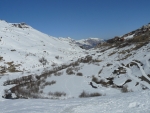 Pohled do údolí směrem k Les Menuires. Je vidět, že bylo celý týden hodně teplo, sníh šel dolů a na některých místech je vidět už i holá zem