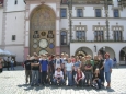 Společné foto u olomouckého orloje (2007, Hana Šimková)