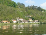 Domy na břehu.