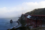 Slavný most Golden Gate v San Francisku. Po celou dobu jsme viděli pouze  tohle z mlhy vyčnívající torzo. Tím byly naše fotografické aktivity prvního vyčerpány.