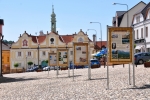Informační cedule jsou vkusně rozmístěny mezi cestou a kostelem na náměstí.