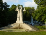Socha v parku u Paláce kultury