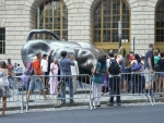 Na začátku ulice Broadway je velký býk, tzv. Charging bull. Kvůli četným turistům ho  šlo jen těžko vyfotit lépe.