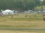 Vedle monumentu se hraje baseball (nebo softball)