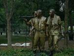 Vojáci u památníku války ve Vietnamu