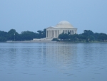 Jeffersonův pomník přes jezero spojené s řekou Potomac