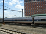 Kolem nás profrčel rychlík z New Yorku, v New Brunswicku nestaví, ani nepřibrzdí. Patří velkému dopravci Amtrack.