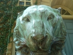 Tygr, jehož má univerzita Princeton jako své zvíře, stráží vchod do Nassau Hall.