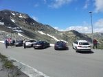 Další auta Porsche. Zajímavé je i to bílé auto Audi, protože patří italskému národnímu lyžařskému týmu.