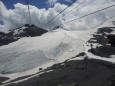 Ledovec ležící nad průsmykem Passo dello Stelvio focený z mezistanice lanovky