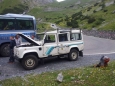 Většina zájezdu jela vypůjčeným hotelovým autobusem (náš autobus byl na jízdu na průsmyk Passo dello Stelvio moc dlouhý), jelikož byl ale o pár míst menší než náš, muselo několik účastníků jet i tímto Land Roverem Defenderem