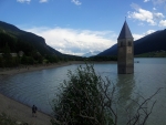 Velice půvabné Reschensee s kostelní věží uprostřed jezera
