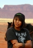 Utah, Monument Valley - dívka z kmene Navajo