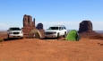 Utah, Monument Valley - s vlajkou stan vedoucího výpravy Mildy Martana, majitele prachatické CK Ocean a dva Chevrolety, kterými jsme celý trip absolvovali