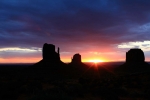 Utah, Monument Valley - východ slunce vedle Mittens (Rukavice "palčáky")