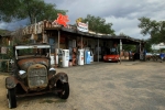 Arizona, US Route 66 - stará pumpa v Hackberry, celkový pohled