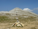 Sedlem Kamenitiski Preval prochází hranice rezervace nacházející se na východním svahu hor. V pozadí Kamenitica.