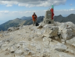 Samotný vrchol je naštěstí docela plochý, žádná špička pyramidy. Turistů se na něj vejde dost a při našem příchodu jich tam bylo jen několik. Na fotce je vidět další torzo něčeho, co mohlo být křížem.