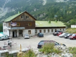 A zblízka. Bohužel k chatě mohou zajet auta, takže se to tam turisty jen hemžilo.