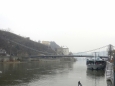 Dunaj s visutým mostem Luitpoldbrücke