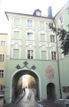 Podloubí vedoucí do centra