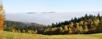 Buglata a Pískový kámen se noří do mlhy.