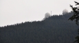Pohled vzhůru k Javoru odhaluje obě věže, tak charakteristické pro nejvyšší Šumavskou horu.