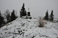 Vrchol Grosser Falkensteinu (1 315m). Je nevlídno a tak nás zachraňuje místní horská chata, kde je možnost i ubytování. My naštěstí sejít dolů stihneme. Musíme ale oželet další zajímavé místo, stezku Höllbachspreng, kde je další vodopád, vodní nádrž i další chráněný prales.