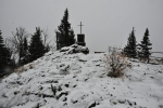 Vrchol Grosser Falkensteinu (1 315m). Je nevlídno a tak nás zachraňuje místní horská chata, kde je možnost i ubytování. My naštěstí sejít dolů stihneme. Musíme ale oželet další zajímavé místo, stezku Höllbachspreng, kde je další vodopád, vodní nádrž i další chráněný prales.