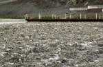California, Death Valley, Badwater - solné jezero je takřka bez vody