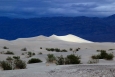 California, Death Valley, Mesquite Sand Dunes -  sluncem osvětlená duna