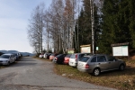 Parkoviště se hezky zaplnilo. V létě tady musí být tuplem nával. Snad se ale brzy bude jezdit po cestě ze Záhvozdí do Arnoštova volně. Potom se nechá parkovat až u rybníčku u lesní cesty Tyrolka.