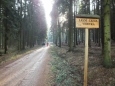 tůra začíná u závory za vesničkou Malá víska