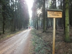 tůra začíná u závory za vesničkou Malá víska