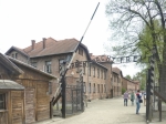 Vstup do Osvětimy s nejznámější branou - ARBEIT MACHT FREI