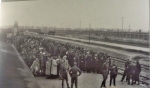 Dobová fotografie příjezdu do Birkenau