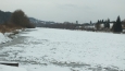řeka nad jezem je ještě zamrzlá ... 