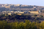 Pohled z Valle dei Templi na hřbitov v Agrigentu