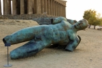 Skulptura "Padlý Ikarus (Ikaro caduto)" od Igora Mitoraje (1944) z roku 2011 před Tempio della Concordia (Chrám svornosti)
