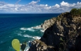 Kýčovitá fotografie pobřeží kolem Capo Vaticano. Ale na straně druhé je to nádherný pohled a mezi skalisky je spousta malých plážiček.