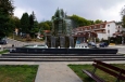 Národní park Aspromonte - město Gambaria, kašna na náměstí, vpravo infocentrum