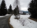 Nové Údolí. Vpravo je vidět torzo běžkařské stopy.