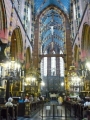 Uvnitř Mariánské baziliky (špatná kvalita)