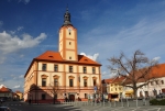 Radnice s 31m vysokou věží je dominantou náměstí. Původní budova z konce 16. století získala svou dnešní podobu po přestavbě v letech 1850-51. Dochoval se kamenný renesanční portál v přízemí.  Ve vestibulu se nachází jedna z nejstarších historických památek Sušice – kamenná deska s latinským nápisem (připomínající vystavění hradeb v r. 1322).Z památkového hlediska se řadí mezi nejvýznamnější radniční stavby v ČR. V letech 2002-04 proběhla kompletní rekonstrukce. 