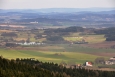 Kostel Zdouň. V pozadí Čejkovy.